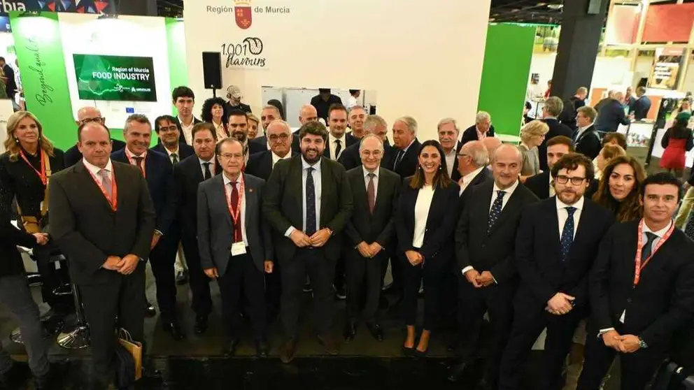 L&oacute;pez Miras, junto a las empresas de la Regi&oacute;n de Murcia participantes en la feria Anuga. (CARM)
