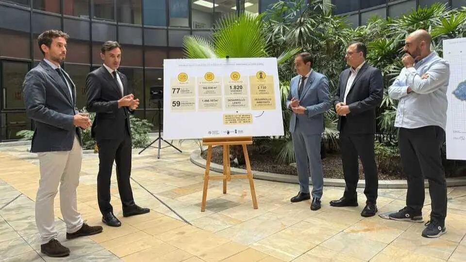 El consejero Jorge Garc&iacute;a Montoro acompa&ntilde;ado del presidente de la Federaci&oacute;n de Municipios de la Regi&oacute;n de Murcia, V&iacute;ctor Manuel L&oacute;pez, el presidente de Frecom, Jos&eacute; Hern&aacute;ndez, el profesor de la UPCT que ha elaborado el inventario, Juan Pedro Sanz, y el secretario general de la consejer&iacute;a, Jos&eacute; Francisco Lajara. (CARM)