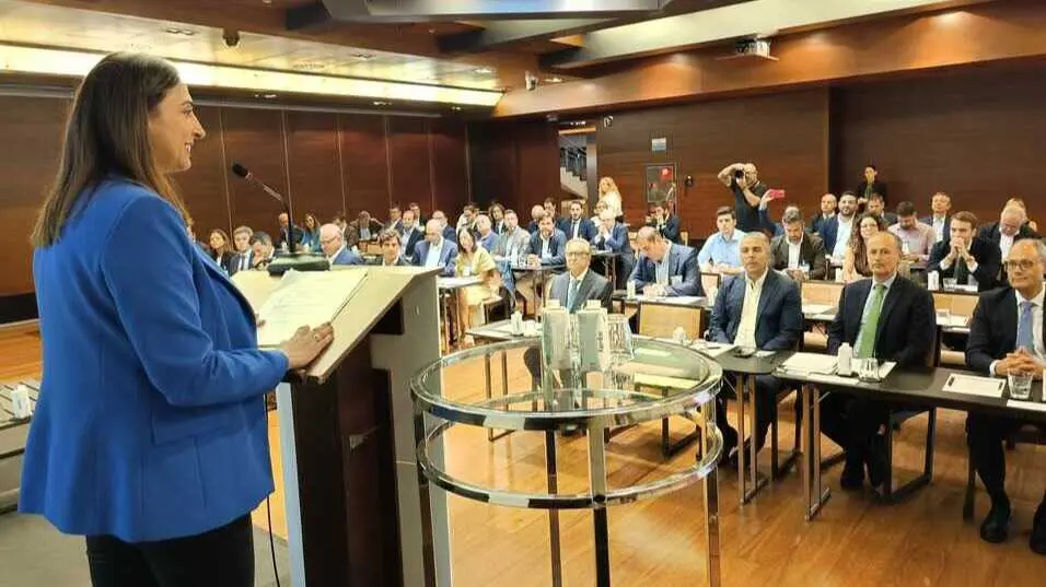 La consejera Sara Rubira durante la inauguraci&oacute;n del encuentro &lsquo;Agribusiness 2025&rsquo; que organiza APD en Murcia. (CARM)