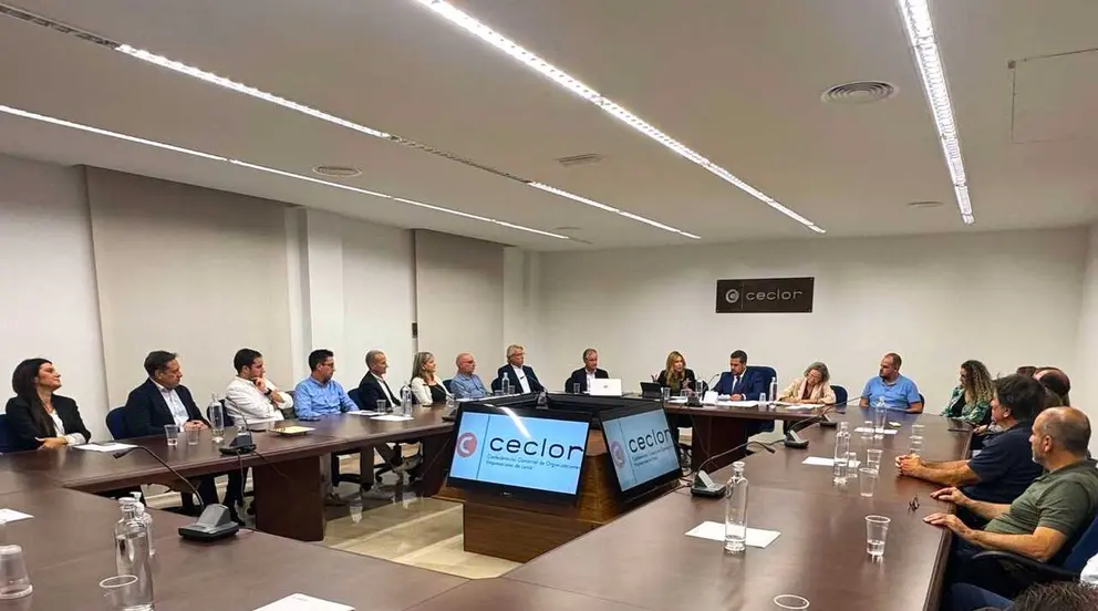 La consejera de Empresa, Marisa L&oacute;pez Arag&oacute;n, junto con el presidente de Ceclor, Juan J&oacute;dar, durante la celebraci&oacute;n de la Junta Directiva de la patronal. (CARM)