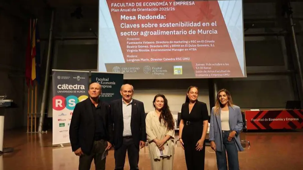 Foto de familia junto a las participantes en la mesa redonda. (UMU)