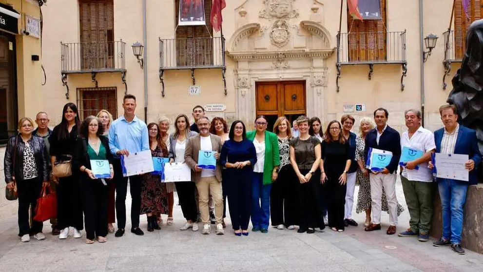 La directora general de Competitividad y Calidad Tur&iacute;sticas, junto a la alcaldesa de Yecla, durante la entrega de los distintivos Sicted. (CARM)