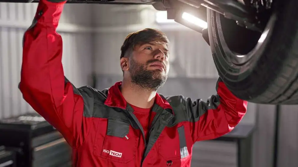Trabajador de Isotech. (Isotech)