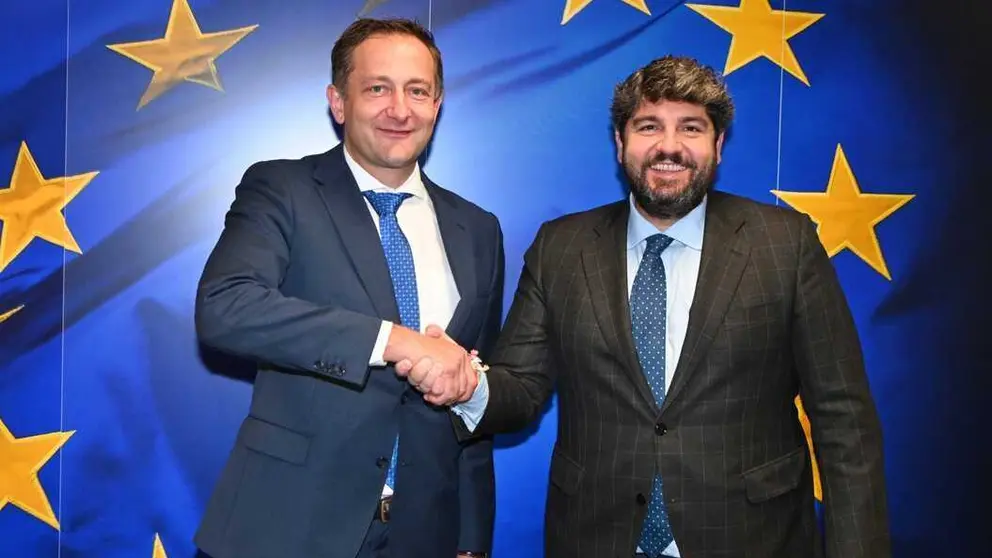 El presidente de la Regi&oacute;n de Murcia, Fernando L&oacute;pez Miras, y el comisario europeo de Agricultura y Alimentaci&oacute;n, Christophe Hansen. (CARM)