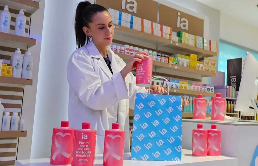 Farmac&eacute;utica con el gel de rosa mosqueta. (Hefame)