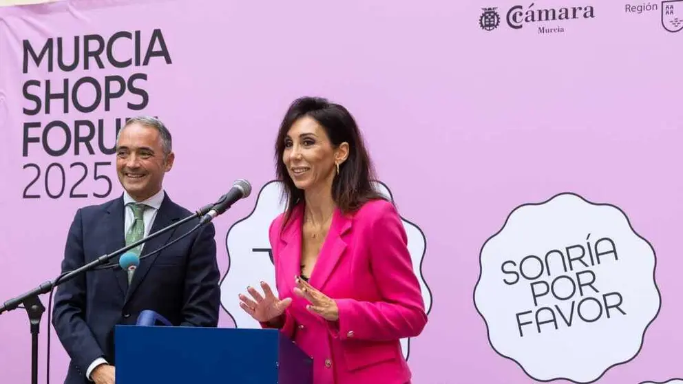 Imagen de Miryam Fuertes junto a Rafael G&oacute;mez en la presentaci&oacute;n de esta novena edici&oacute;n de Murcia Shops Forum. (C&aacute;mara de Comercio de Murcia)