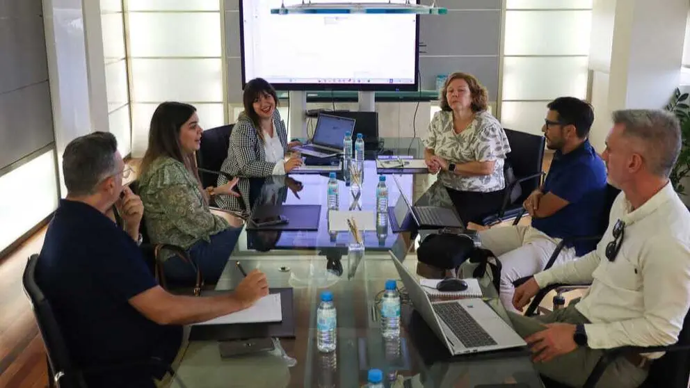 Trabajadores de la compa&ntilde;&iacute;a realizando la formaci&oacute;n. (Hozono Global)