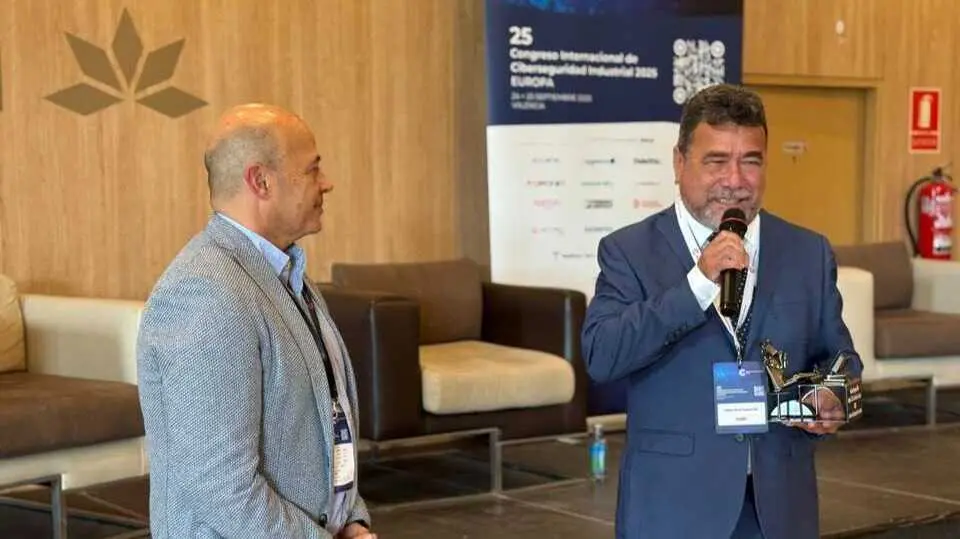 H&eacute;ctor Puyosa recogiendo el premio. (Comp&aacute;s)