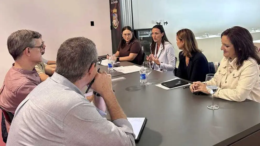 La consejera de Turismo, Cultura, Juventud y Deportes, Carmen Conesa, durante la reuni&oacute;n mantenida con los representantes de las tres rutas del vino. (CARM)