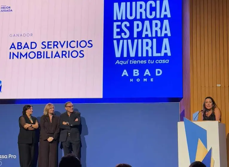 Imagen durante la recogida del premio. (Abad Grupo Inmobiliario)
