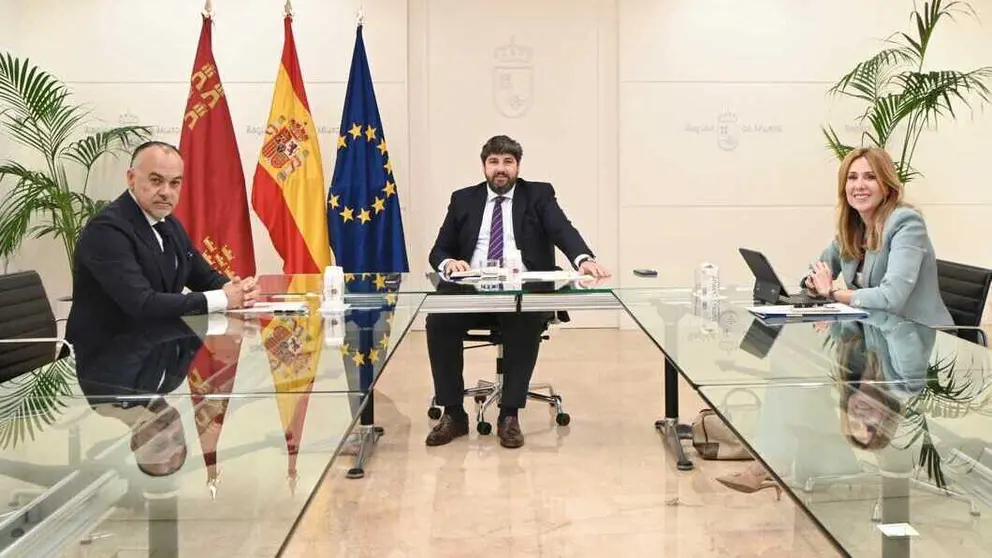 El presidente de la Comunidad, Fernando L&oacute;pez Miras, y la consejera de Empresa, Marisa L&oacute;pez, reunidos con el presidente de la Asociaci&oacute;n de Trabajadores Aut&oacute;nomos de Murcia, Francisco Casado. (CARM)