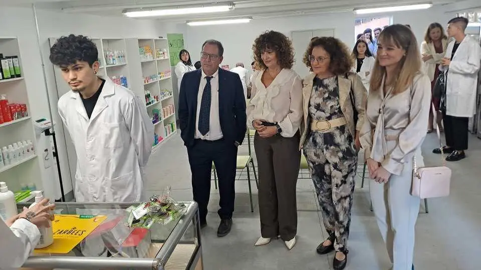 Inauguraci&oacute;n del aula de farmacia simulada en el IES Jos&eacute; Planes. (CARM)