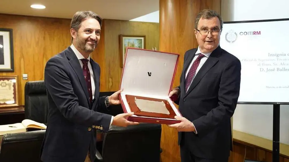 Jos&eacute; Ballesta recibiendo el reconocimiento. (Fidedigno)