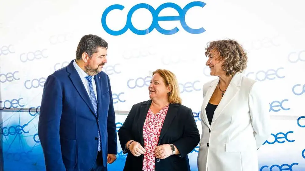 Imagen del encuentro con la presencia de Ana Correa, presidenta de COEC, Crist&oacute;bal Dobarro, presidente de COFEE, y Carmen Romero, secretaria general de la Confederaci&oacute;n de Empresas de C&aacute;diz. (COEC)