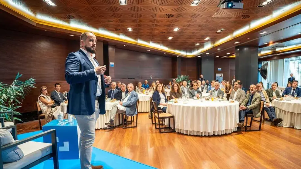 Panor&aacute;mica de Eliseo Esc&aacute;mez y el p&uacute;blico asistente a la ponencia. (Ra&uacute;l Alc&aacute;ntara)