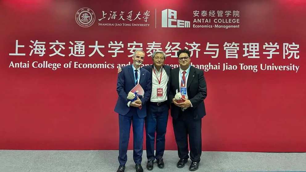 Imagen del decano y el vicedecano de la UMU junto al decano de la universidad china durante el viaje institucional. (UMU)