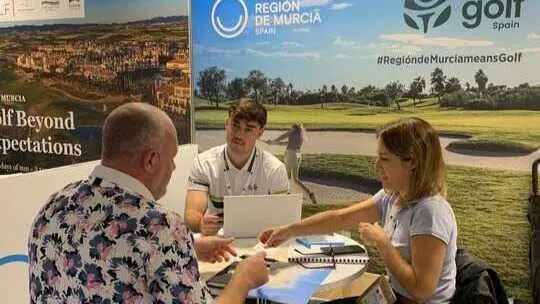 Stand de informaci&oacute;n sobre la oferta de golf en la Regi&oacute;n en el curso de la feria celebrada en Francia. (CARM)