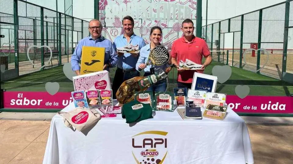 De izquierda a derecha: Jos&eacute; &Aacute;ngel Cer&oacute;n, director de Comunicaci&oacute;n de El Pozo; Borja Alcalde, director de Padel&Padel; Beatriz Garc&iacute;a, brand manager de ElPozo Bienstar; y Pablo Olivares, director de Marketing de El Pozo. (Grupo Fuertes)