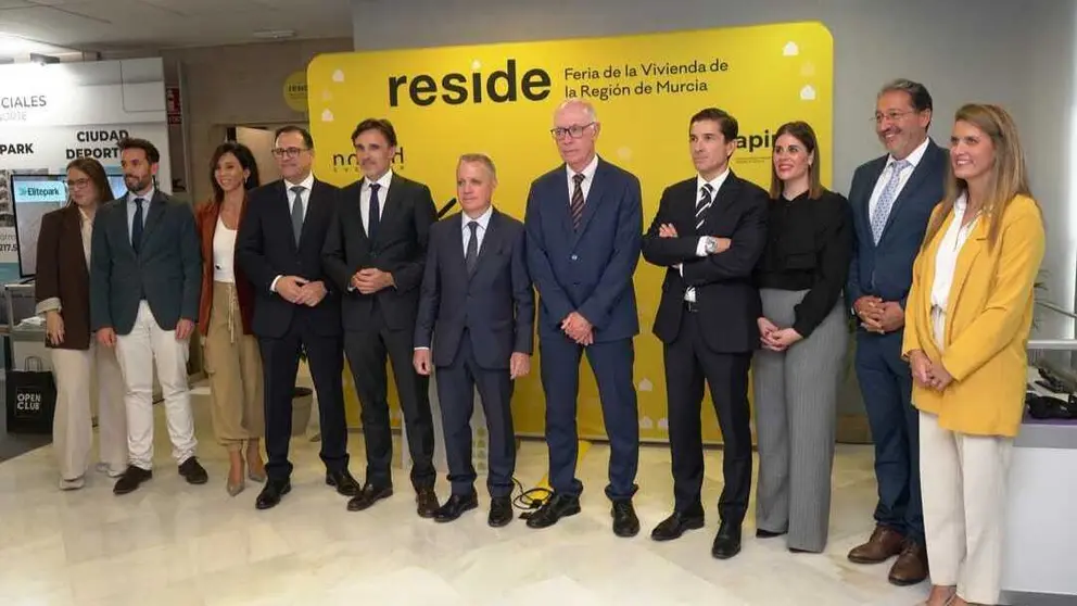 Foto de familia de representantes institucionales en la feria. (
Bien Dicho Comunicaci&oacute;n
)