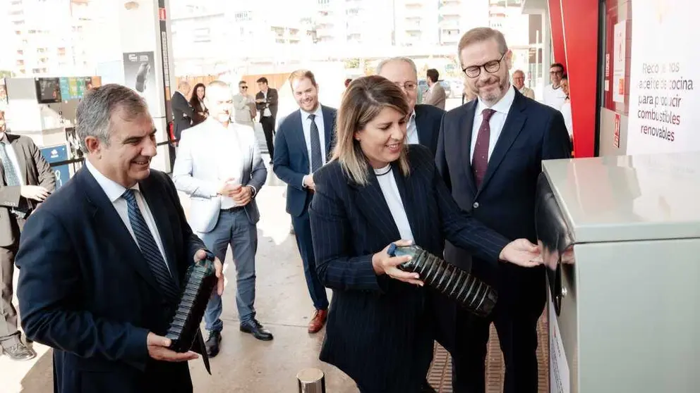 El consejero Juan Mar&iacute;a V&aacute;zquez junto al director del Centro Industrial Repsol en Cartagena, Rafael Quesada, y la alcaldesa de Cartagena, Noelia Arroyo, en el acto de inauguraci&oacute;n del punto de recogida de aceite de cocina en las estaciones de servicio Repsol. (Repsol)