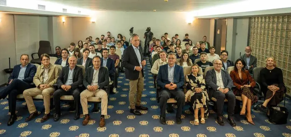 Imagen de familia con los estudiantes participantes en el cuarto CEO University. (Ra&uacute;l Alc&aacute;ntara)