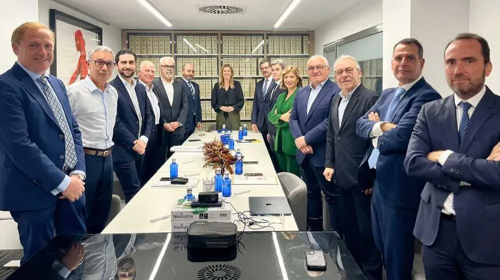 Representantes de Murcia Emprende Sociedad de Capital Riesgo y de las entidades financieras durante la r&uacute;brica de formalizaci&oacute;n. (CARM)