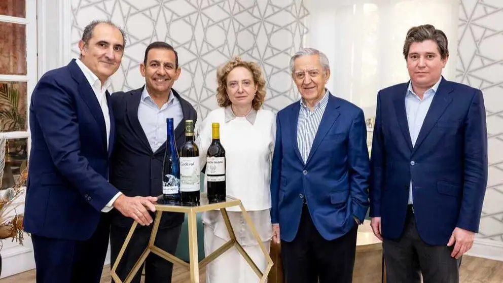 Representantes de Zamora Company y Bodega Godeval durante la formalizaci&oacute;n del acuerdo. (Zamora Company)