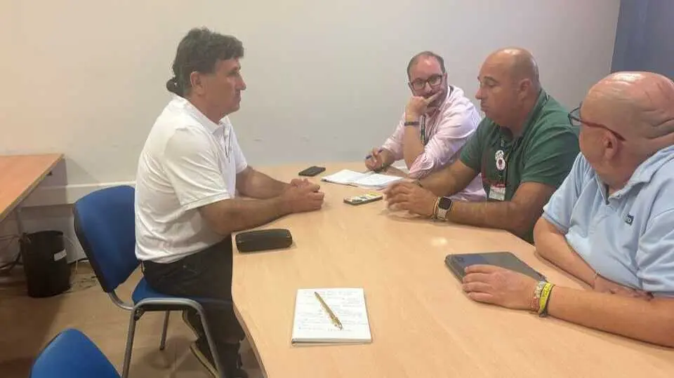 Imagen durante la firma del convenio. (Hoste&aacute;guilas)