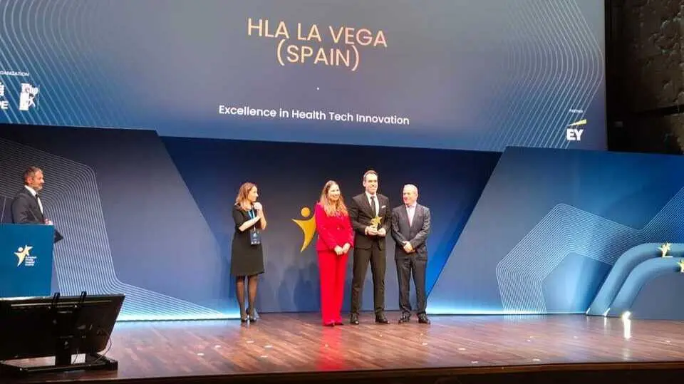 El equipo del HLA La Vega recoge el galard&oacute;n de los 'European Private Hospital Awards'. (HLA La Vega)