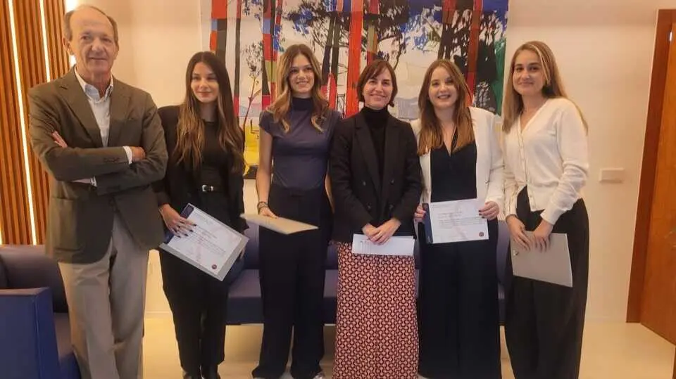 Premiadas con Carmen Rodr&iacute;guez y el vicedecano Luis Barn&eacute;s. (Ars Longa Comunicaci&oacute;n)