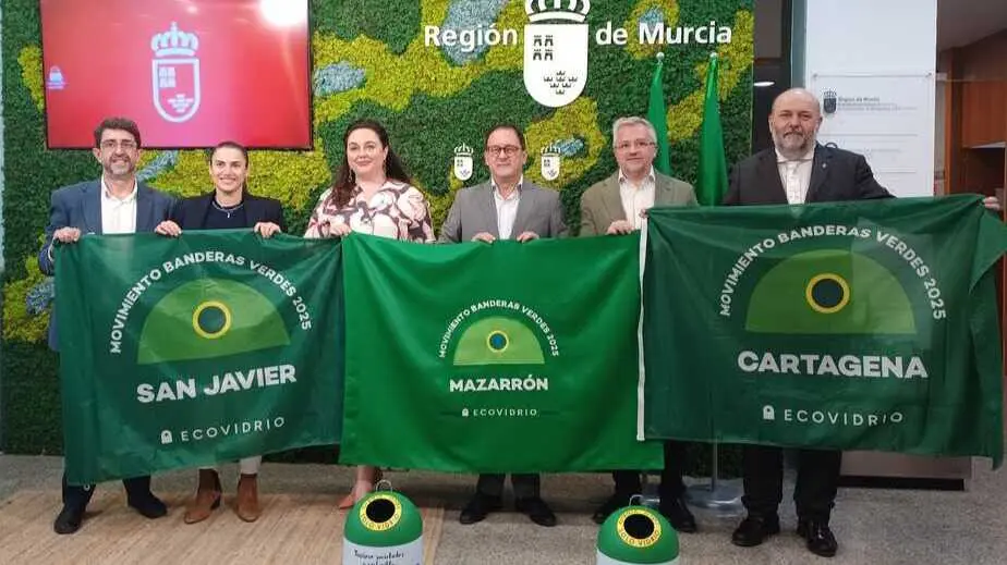 La secretaria auton&oacute;mica de Sostenibilidad, Mar&iacute;a Cruz Ferreira, junto con el subdirector de Gerencias Zona Este de Ecovidrio, Roberto Fuentes, y todos los premiados con las Banderas Verdes Regi&oacute;n de Murcia. (CARM)