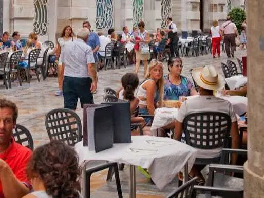 Turistas en las terrazas de la calle Mayor de Cartagena. (CARM)
