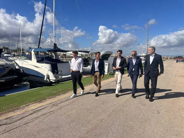 El consejero de Fomento e Infraestructuras, Jorge Garc&iacute;a Montoro, supervisa el puerto de Mar de Cristal acompa&ntilde;ado de la nueva empresa concesionaria. (CARM)