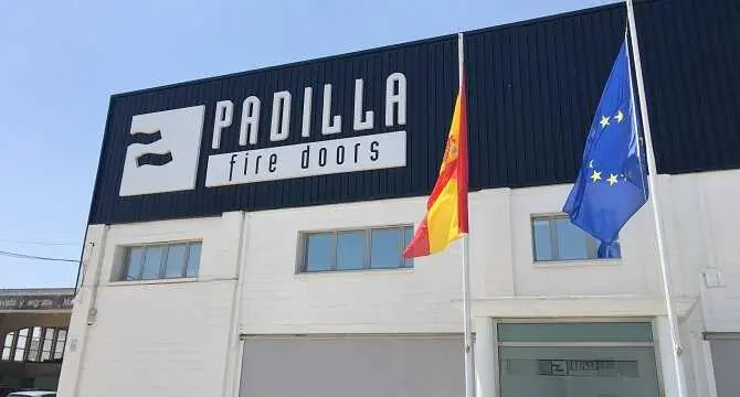 Fachada de la empresa Padilla Fire Doors en El Albuj&oacute;n, Cartagena.