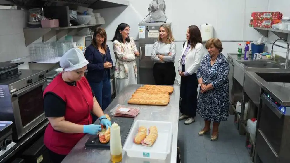 La consejera Conchita Ruiz durante su visita al Centro ocupacional de &Aacute;pices, en Cartagena. (CARM)