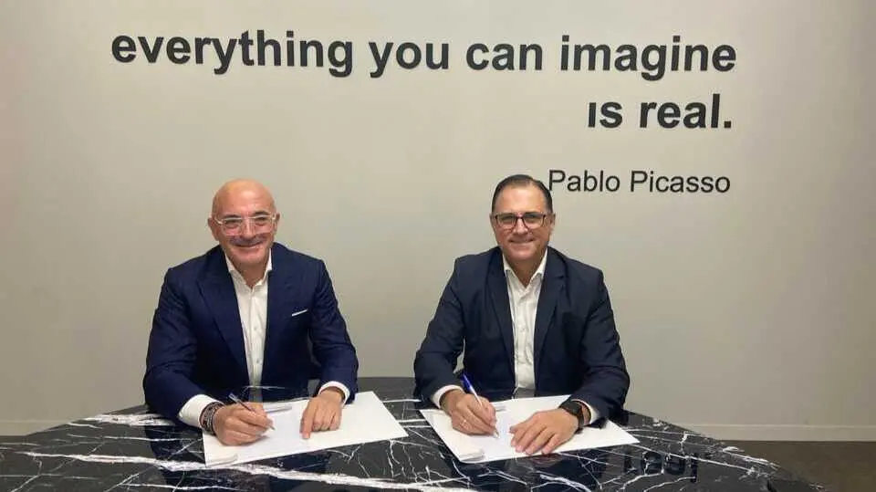 Jos&eacute; Hern&aacute;ndez, presidente de FRECOM, y Salvador Bernal, CEO de Talasur Group, durante la firma del convenio. (Frecom)