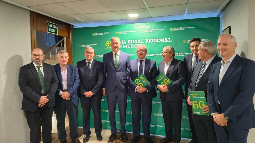 Imagen de familia durante la presentaci&oacute;n del programa por el 60 aniversario de Caja Rural Regional. (Murcia Diario)