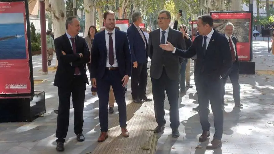 El director general de Industria, Federico Miralles, junto con el alcalde de Murcia, Jos&eacute; Ballesta, el presidente del COIIRM, Marcos Mateos, y el vicedecano del colegio, Javier Celdr&aacute;n, en la inauguraci&oacute;n de la exposici&oacute;n fotogr&aacute;fica 175 aniversario del colegio. (CARM).
