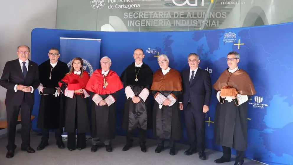 Foto de familia durante el acto. (UPCT)