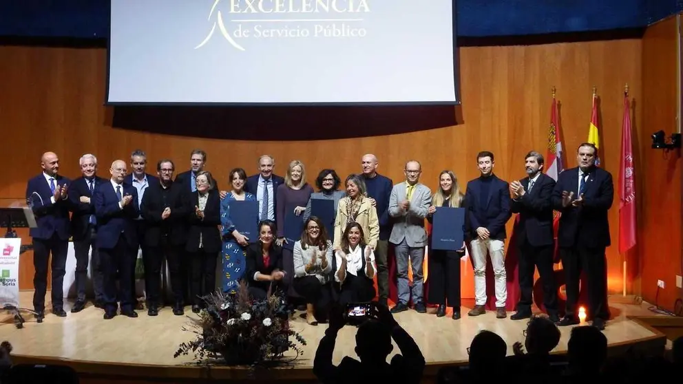 Foto de familia de los galardonados en la II Edici&oacute;n de los Premios a la Excelencia Comunicativa de Servicio P&uacute;blico de la Universidad de Valladolid. (UMU)