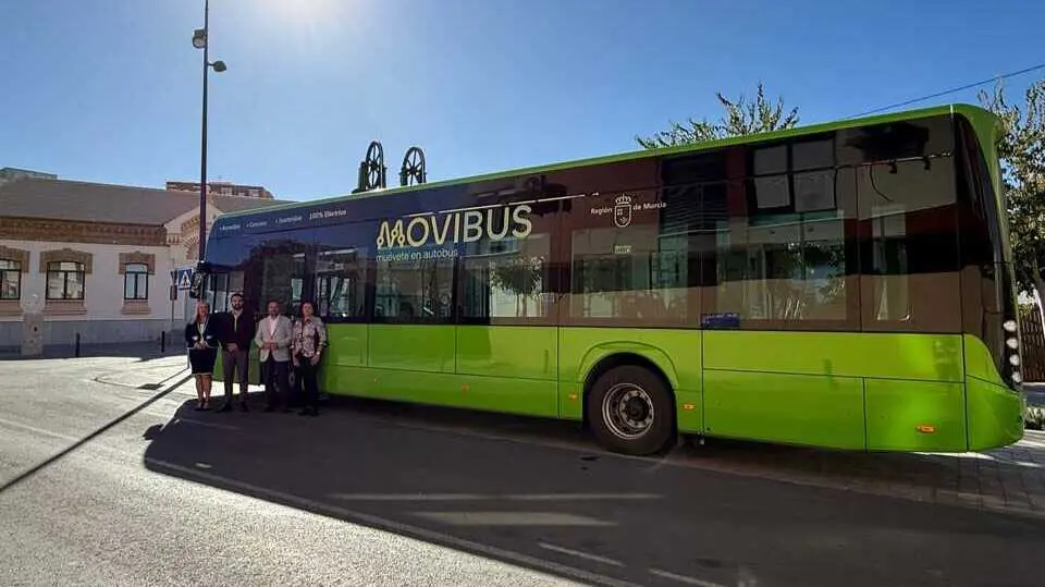 El director general de Movilidad y Transporte, Jos&eacute; Antonio Verd&uacute;, junto al alcalde de La Uni&oacute;n, Joaqu&iacute;n Zapata, en la presentaci&oacute;n del primer autob&uacute;s Movibus el&eacute;ctrico para la ruta La Uni&oacute;n- Cartagena. (CARM)