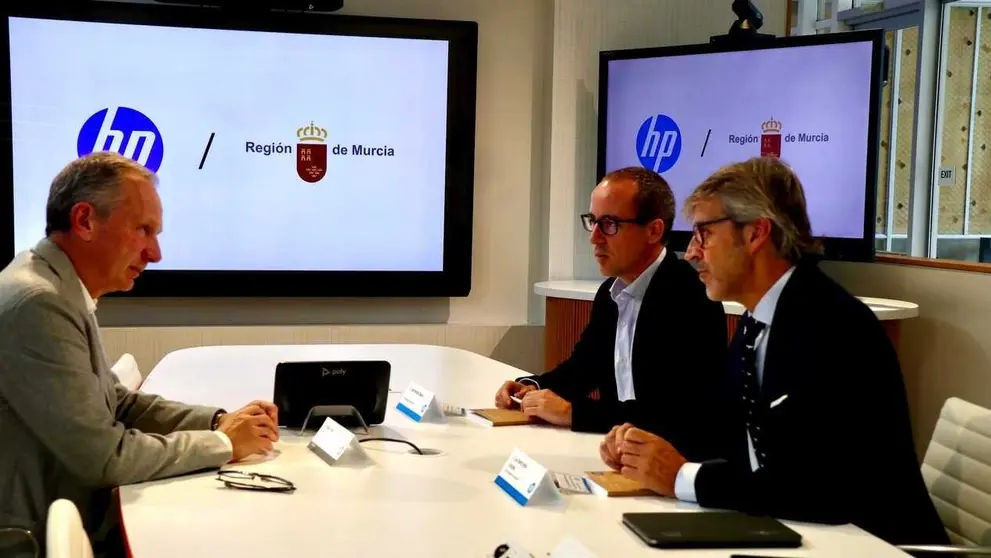 El consejero de Transformaci&oacute;n Digital, Luis Alberto Mar&iacute;n, reunido con el CEO Mundial de HP, Enrique Lores. (CARM)