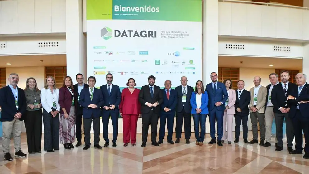 Foto de familia en el octavo Foro Datagri. (CARM)
