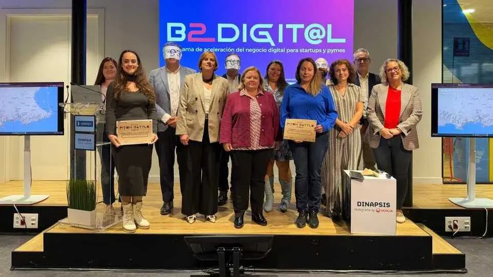 Imagen de familia durante la clausura del programa B2Digit@l de COEC. (COEC)