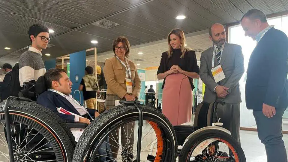 La consejera de Empresa, Marisa L&oacute;pez, junto con el director del Info, Joaqu&iacute;n G&oacute;mez, durante la visita a las startups regionales. (CARM)