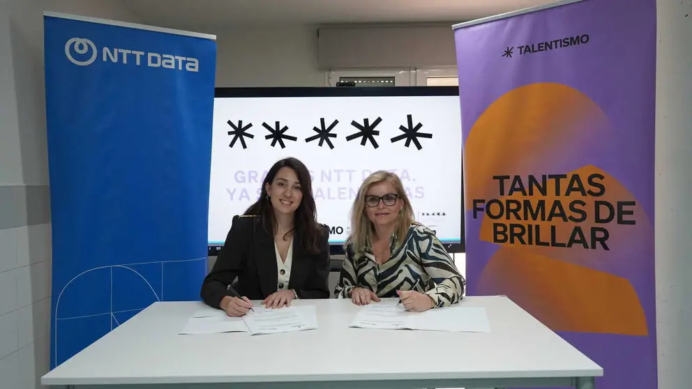 La socia responsable de los hubs digitales de NTT Data Espa&ntilde;a, Blanca Llamas, y la vicepresidenta de Talentismo, Helena Flores, presentan la app. (Agencia Weekend)