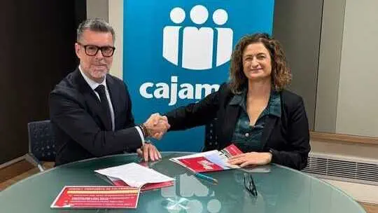 La directora territorial de Cajamar en Murcia, Mar&iacute;a Dolores Pag&aacute;n, y el director general de Ifepa, Antonio Miras, renuevan el convenio de colaboraci&oacute;n. (Ifepa)