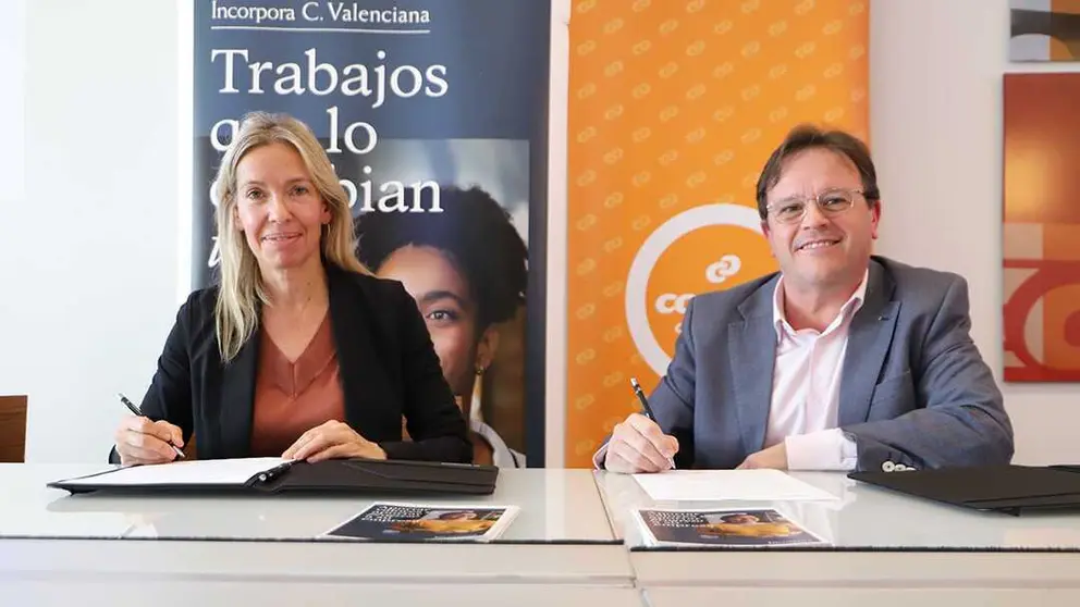 Imagen durante la firma del acuerdo. (Consum)