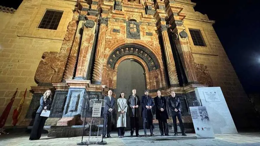 Foto de familia durante la inauguraci&oacute;n de la iluminaci&oacute;n ornamental de la fachada de la Bas&iacute;lica de la Vera Cruz. (Fundaci&oacute;n Iberdrola)