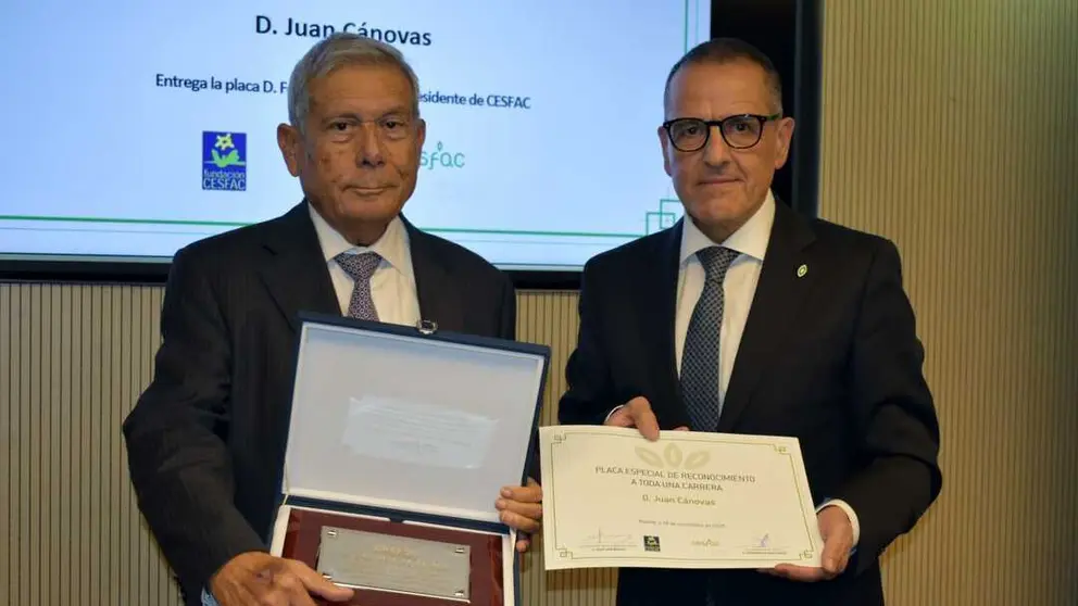 Juan C&aacute;novas, director general de Cefusa, recoge la distinci&oacute;n de la Confederaci&oacute;n Espa&ntilde;ola de Fabricantes de Alimentos Compuestos para Animales. (Grupo Fuertes)